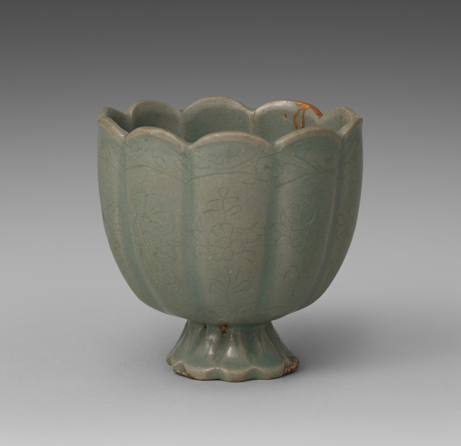 Floral-shaped Cup with Incised Chrysanthemum Design