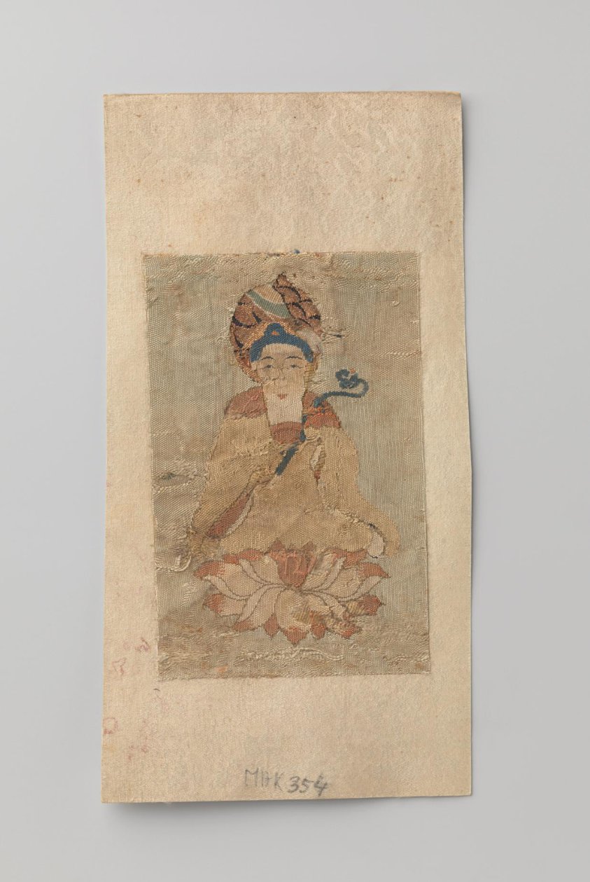 Boeddha met ruyi in de hand, gezeten op een lotus