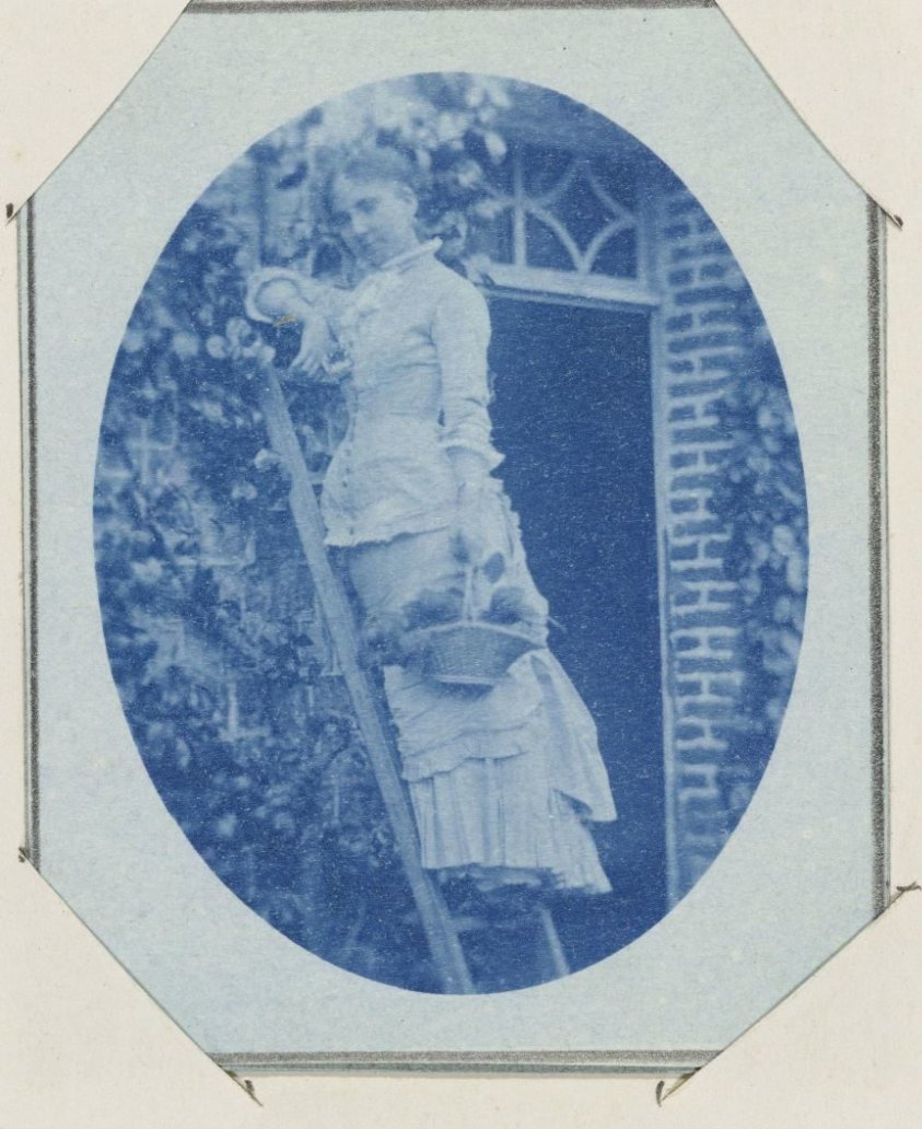 Portret van een onbekende vrouw op een ladder met een mand in de hand