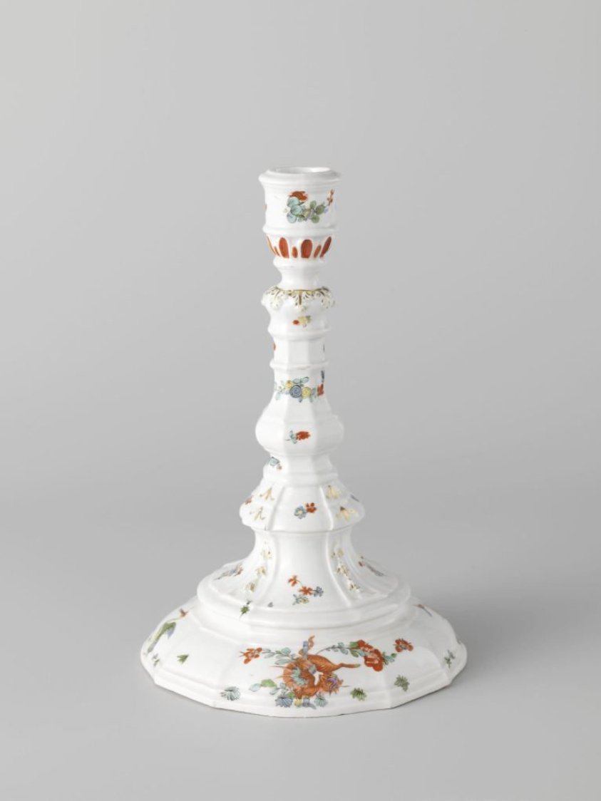 Kandelaar, veelkleurig beschilderd met een Kakiemon-decor