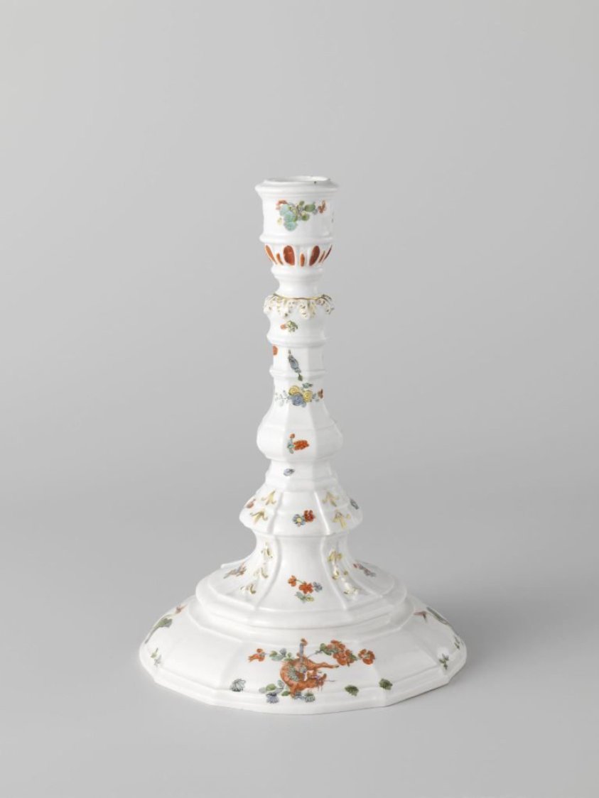 Kandelaar, veelkleurig beschilderd met een Kakiemon-decor